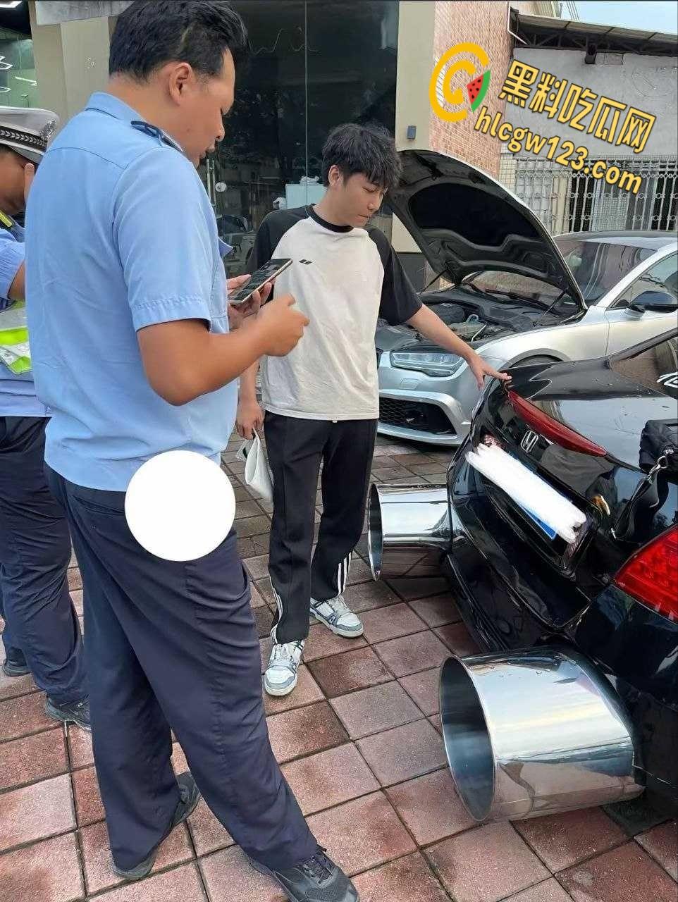 广东汕头一改装车上路被警察叔叔拖走，路人直呼这多大排量，排气管能塞进两个头！-6