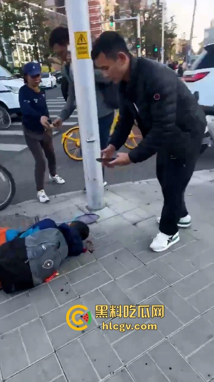 没人性！北京海淀区男子当街砍人报复社会 专挑孩子下手 现场血腥惨烈视频曝光-13