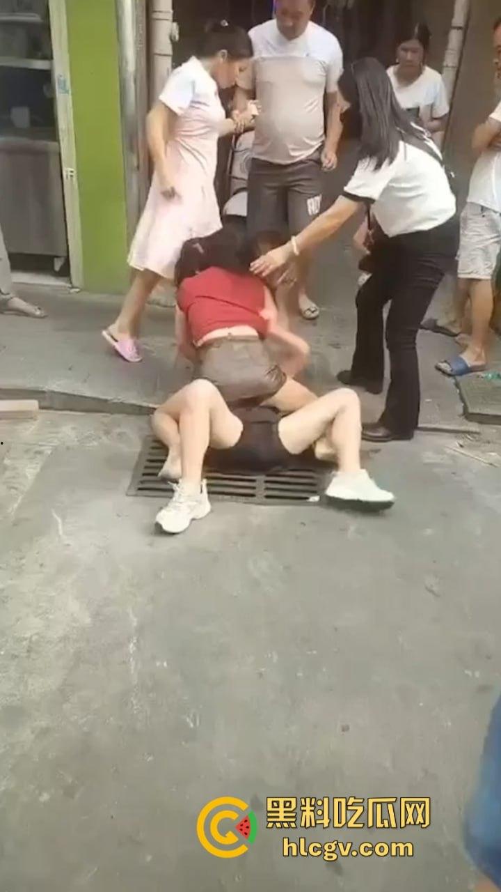 广东汕头陈暦合俩骚妇街头打架 抓头发脱衣服 现场都打成少儿不宜了！-2
