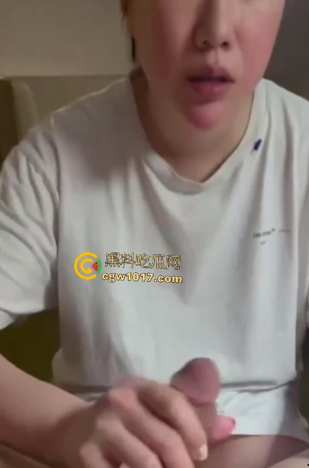 同学聚餐后女同学醉酒想吃肠，男同学直接开房给她吃鸡巴，软鸡巴被嗦到硬如石头，她还舔唇喊下次再吃！-1