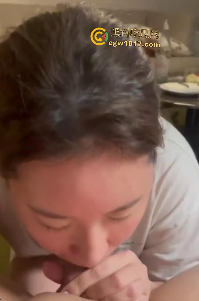 同学聚餐后女同学醉酒想吃肠，男同学直接开房给她吃鸡巴，软鸡巴被嗦到硬如石头，她还舔唇喊下次再吃！-2