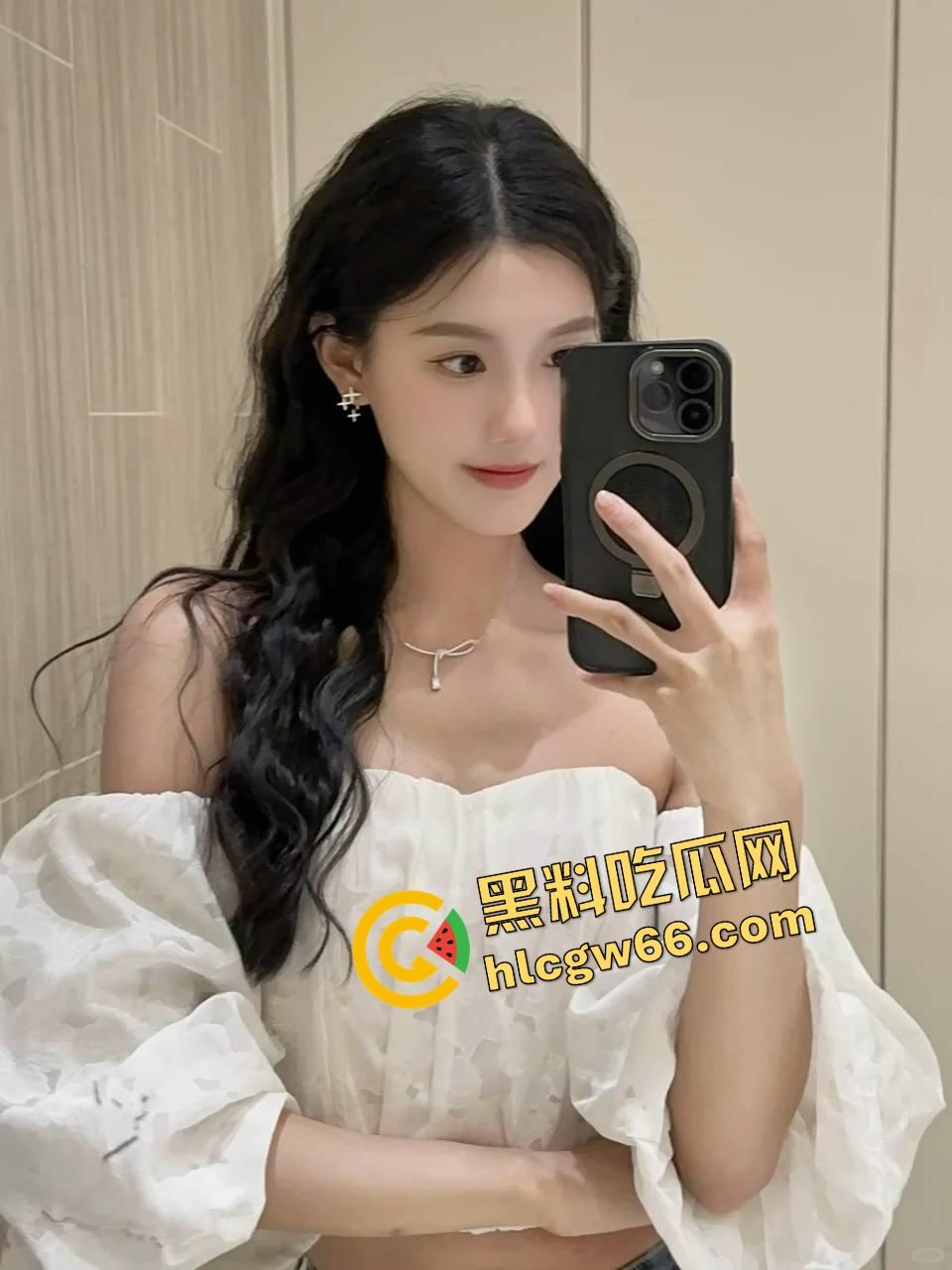 健身教练爆操肥臀女学员，八块腹肌打桩如锤机，床震三十分钟不歇火，操得骚妹尖叫断片！-1