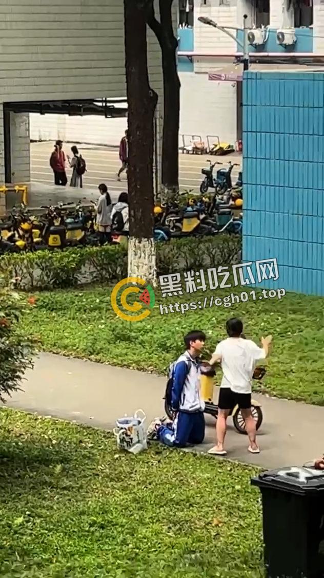 华南农业大学大瓜！高中生小男友跪宿舍楼下求原谅 被大学女友狂扇巴掌 吃瓜现场直达-5