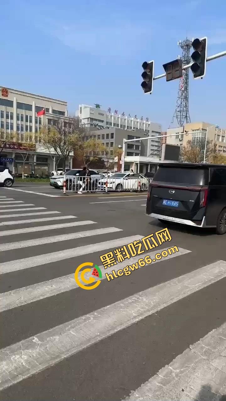 邢台市上演砸车大戏,原配将车辆逼停后砸烂车窗,小三躲在车里瑟瑟发抖不敢出来!-1