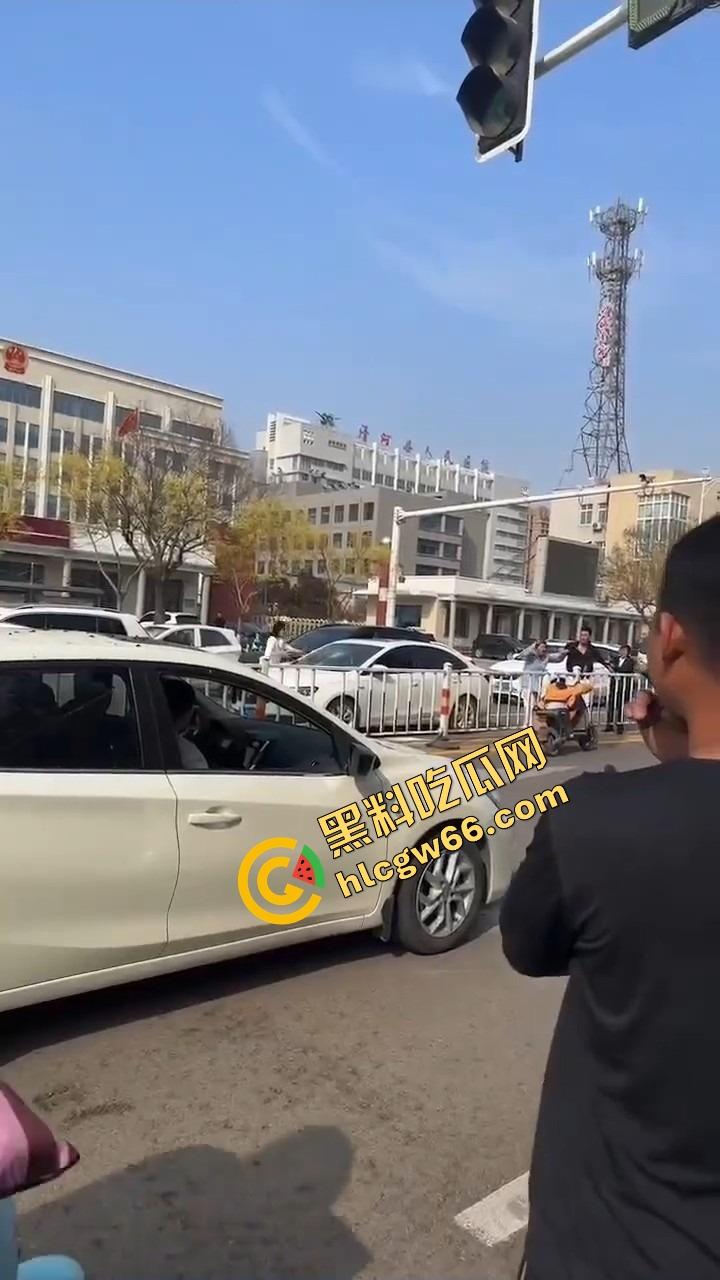 邢台市上演砸车大戏,原配将车辆逼停后砸烂车窗,小三躲在车里瑟瑟发抖不敢出来!-4