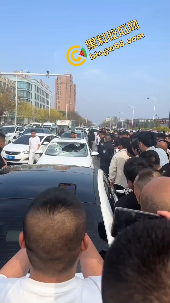邢台市上演砸车大戏,原配将车辆逼停后砸烂车窗,小三躲在车里瑟瑟发抖不敢出来!-6