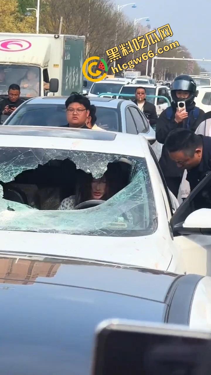 邢台市上演砸车大戏,原配将车辆逼停后砸烂车窗,小三躲在车里瑟瑟发抖不敢出来!-7