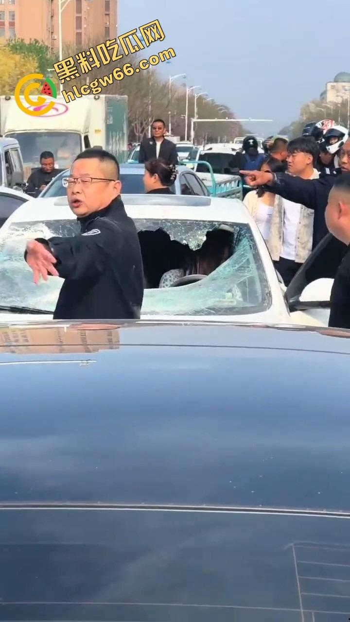 邢台市上演砸车大戏,原配将车辆逼停后砸烂车窗,小三躲在车里瑟瑟发抖不敢出来!-9