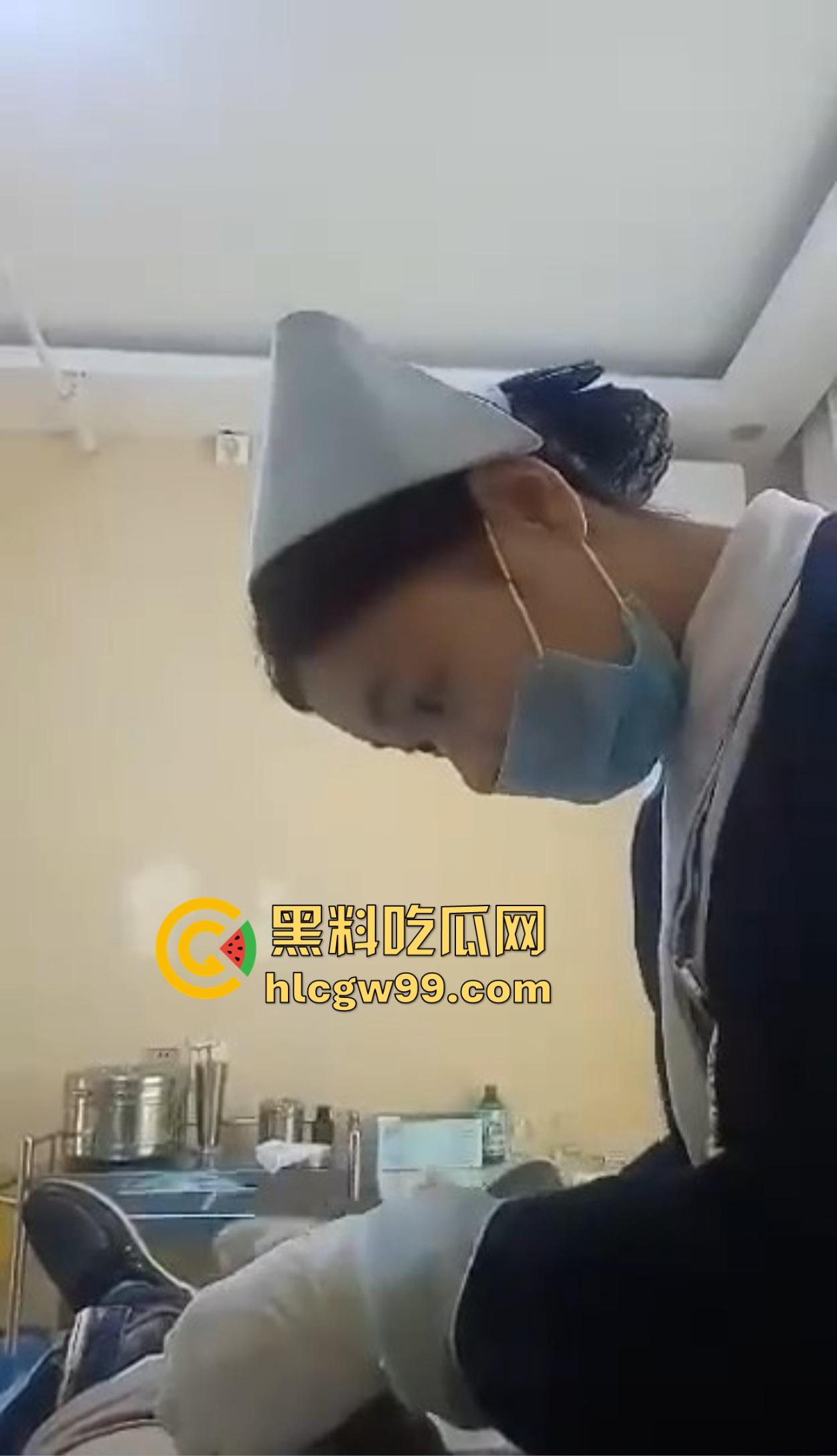 剃毛包扎变硬了?男科医院小护士手法太温柔,患者鸡巴直接顶起越摸越硬,她一句话直接把患者整破防!-1