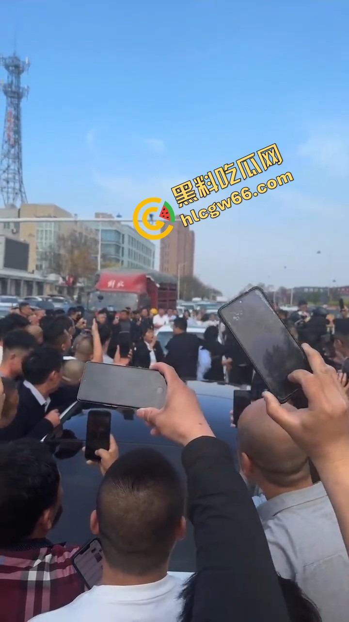 邢台市上演砸车大戏,原配将车辆逼停后砸烂车窗,小三躲在车里瑟瑟发抖不敢出来!-12