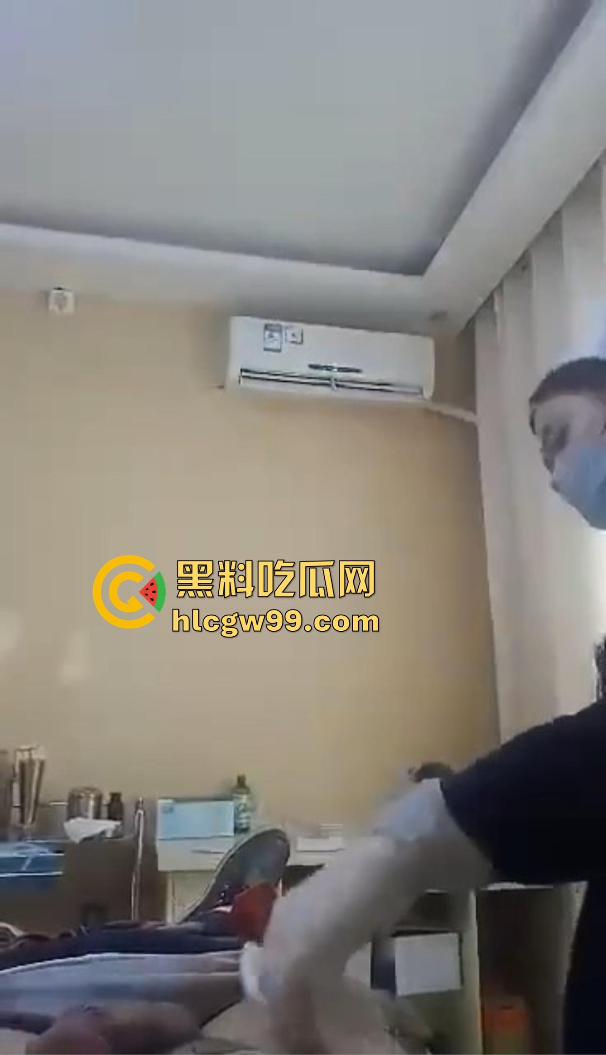 剃毛包扎变硬了?男科医院小护士手法太温柔,患者鸡巴直接顶起越摸越硬,她一句话直接把患者整破防!-3