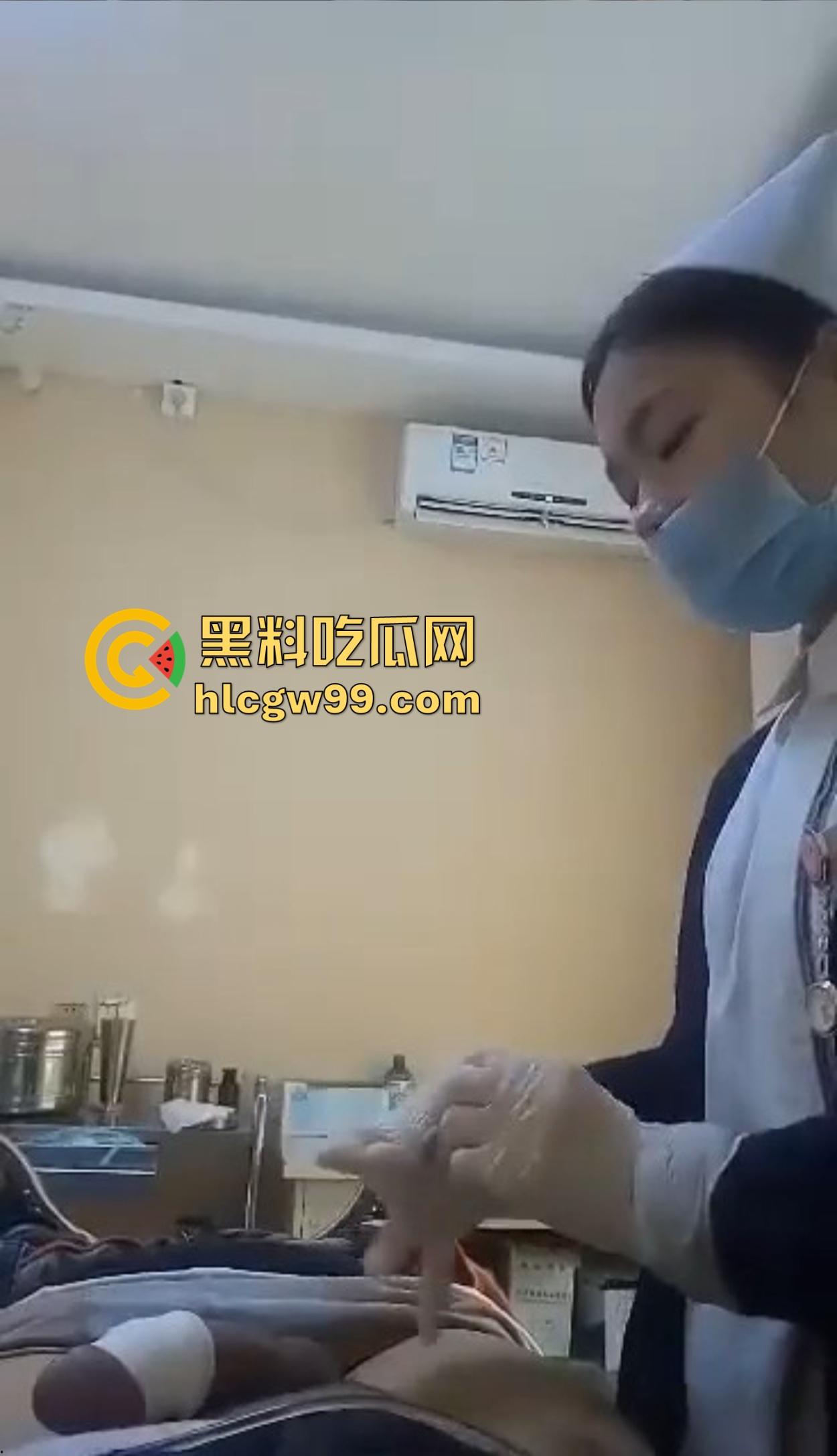 剃毛包扎变硬了?男科医院小护士手法太温柔,患者鸡巴直接顶起越摸越硬,她一句话直接把患者整破防!-6