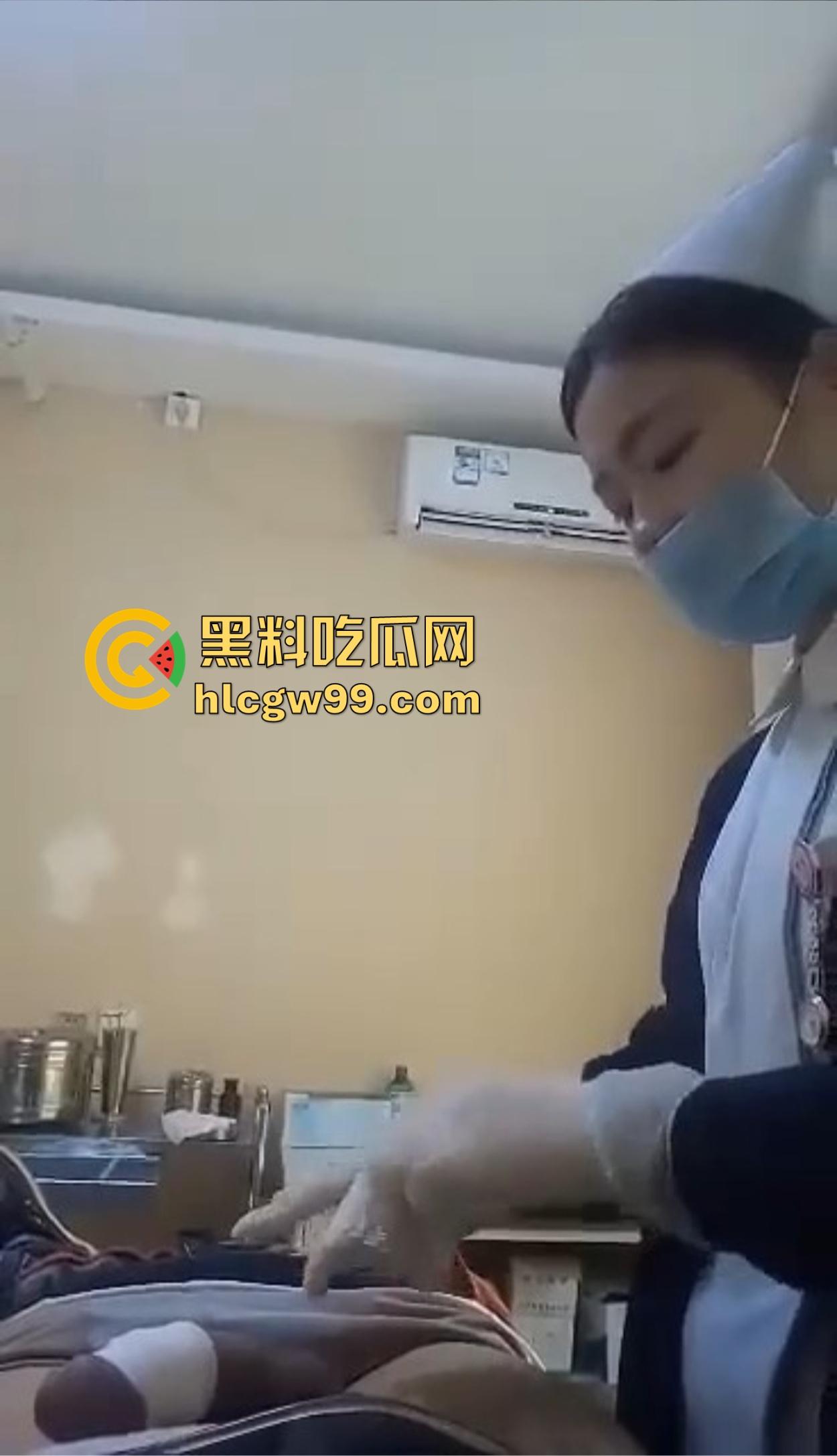 剃毛包扎变硬了?男科医院小护士手法太温柔,患者鸡巴直接顶起越摸越硬,她一句话直接把患者整破防!-7