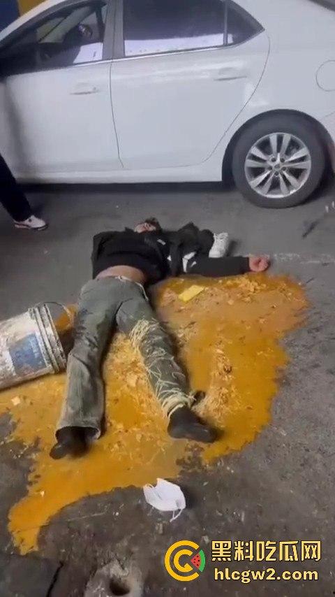 山东泰安新泰未成年小崽子打人狠到飞起，活脱脱一群小雇佣兵，打死人也不犯法？！-3