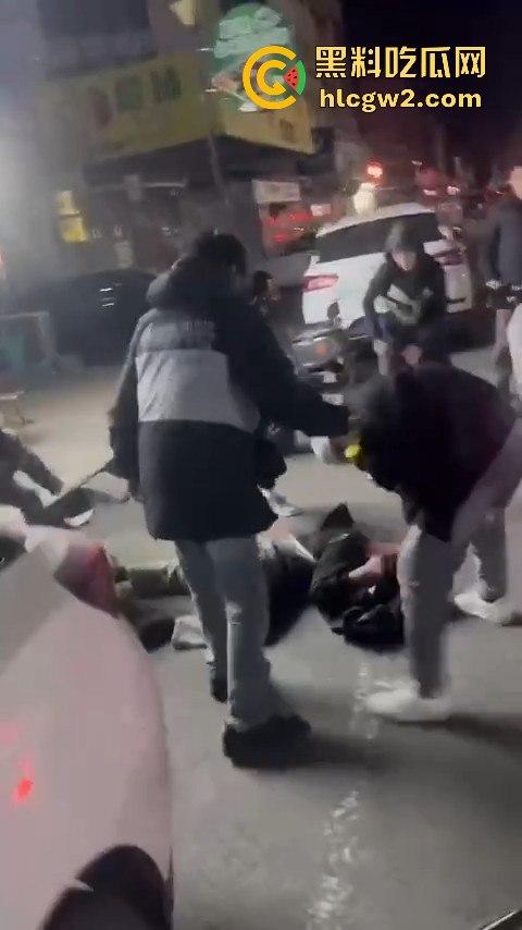 山东泰安新泰未成年小崽子打人狠到飞起，活脱脱一群小雇佣兵，打死人也不犯法？！-4