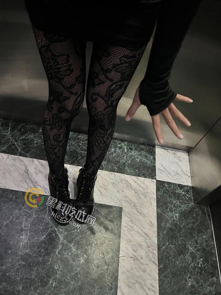 网黄「奶凶乖乖」一天不挨揍难受：拳交喝尿调教视频曝光，极限玩法让人惊呆！-8