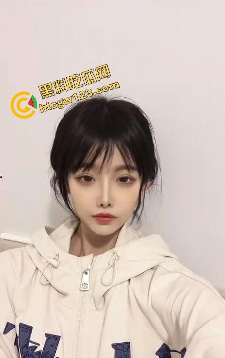 抖音20万粉丝擦边小妖精『大龙卷师』定制福利流出，178cm逆天长腿萝莉，挑逗骚技一套接一套！-7