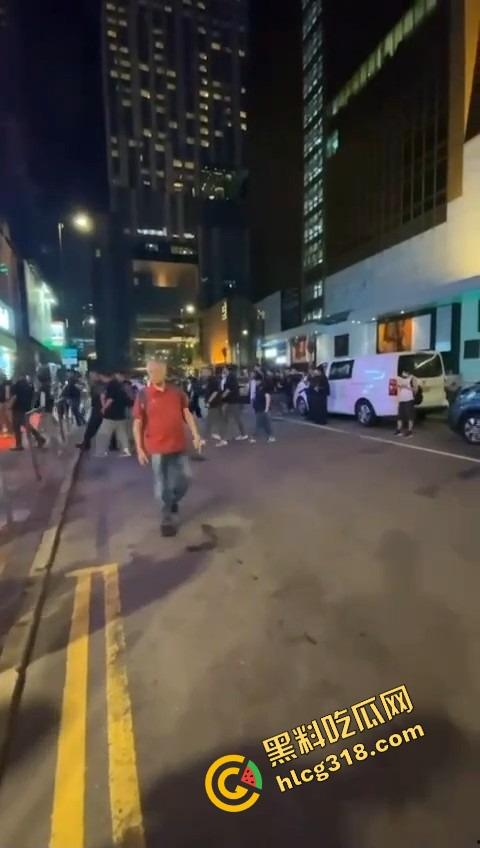 大富豪夜总会回魂复活，苍井空剪彩首日就被扫黄，港男一句话火出圈，童年女神变同场公关？-9