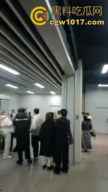 沈阳精神小妹约架群殴,两大帮派集结多人,相互开撕火拼,打得再狠点啊,把逼都扣爆她!-3