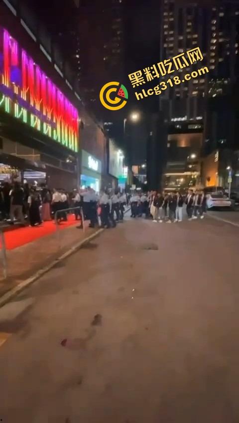 大富豪夜总会回魂复活，苍井空剪彩首日就被扫黄，港男一句话火出圈，童年女神变同场公关？-12