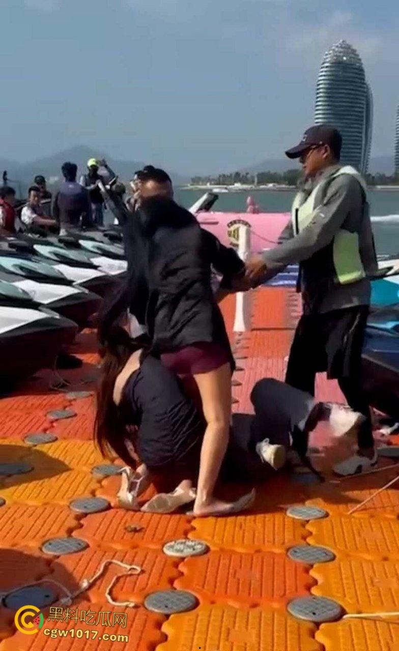 海南三亚钟情会所海边 ，黑衣女子当庭挑衅三女爆发冲突，头发一拽倒地就干，飞扑薅头堪比职业选手！-2