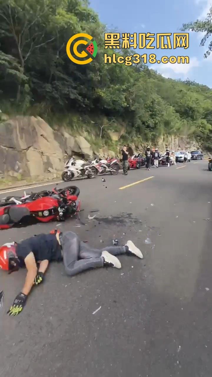 某秋名山公路发生严重车祸，机车少年终究付出代价，还要不要买GTR了少年！-7