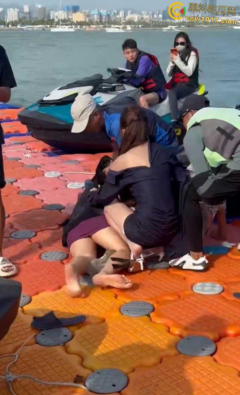 海南三亚钟情会所海边 ，黑衣女子当庭挑衅三女爆发冲突，头发一拽倒地就干，飞扑薅头堪比职业选手！-5
