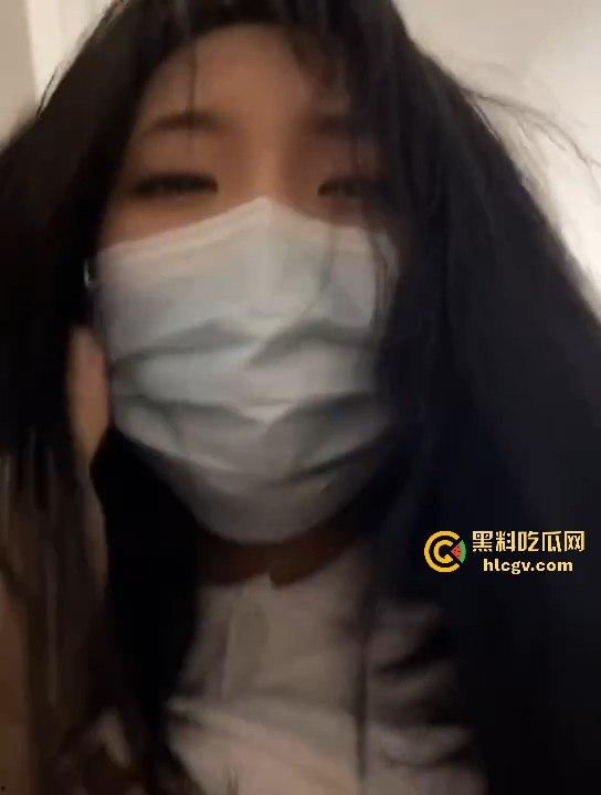 21岁网红【周某娜】公共场合拍不雅视频被抓！穿大衣遮挡，内里暴露大胆摆淫秽动作-1