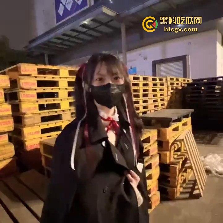 21岁网红【周某娜】公共场合拍不雅视频被抓！穿大衣遮挡，内里暴露大胆摆淫秽动作-6