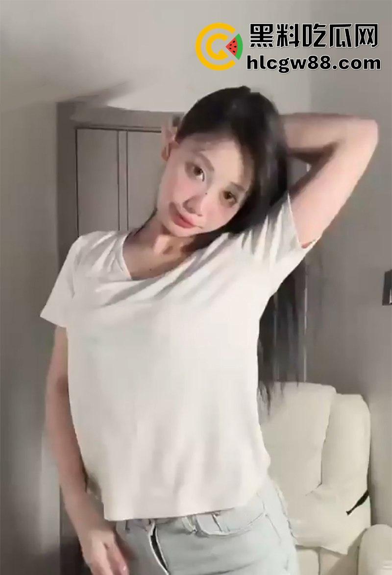 性感女主播【媚儿KK】骚出新高度，白T牛仔裤勾人心魄，掰穴露豆湿成狗，趴床口交骑乘骚得不行！-3