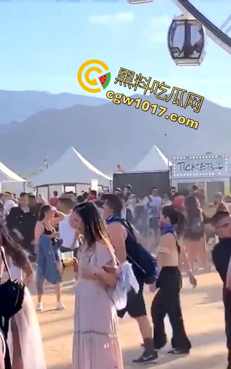 摩天轮刚启动就开吃！饥渴洋妞当众跪舔弟弟 舱内上演活春宫 生怕别人看不到 太敢玩了！-1