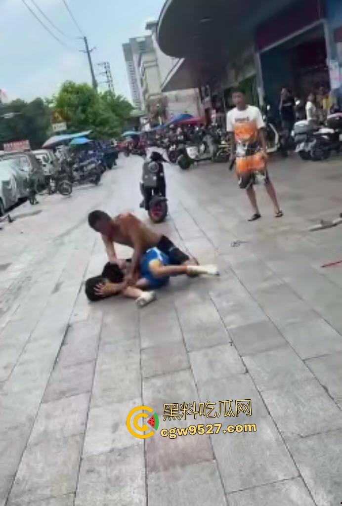广州番禺小伙调戏大叔老婆惹祸！被怒按地上狂揍，脚踩羞辱遭外卖小哥嘲笑！-5