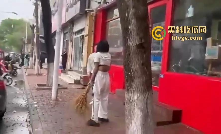 奇葩小仙女撞车先动手，结果男子十拳连击加扫把伺候，最后夹尾巴认怂小红书写小作文求网爆！-4