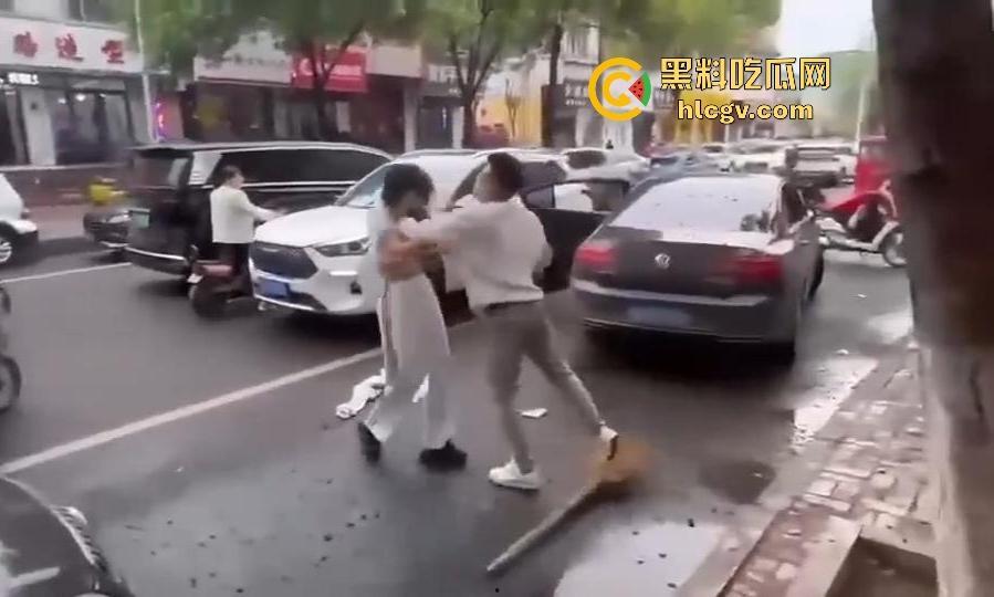 奇葩小仙女撞车先动手，结果男子十拳连击加扫把伺候，最后夹尾巴认怂小红书写小作文求网爆！-5