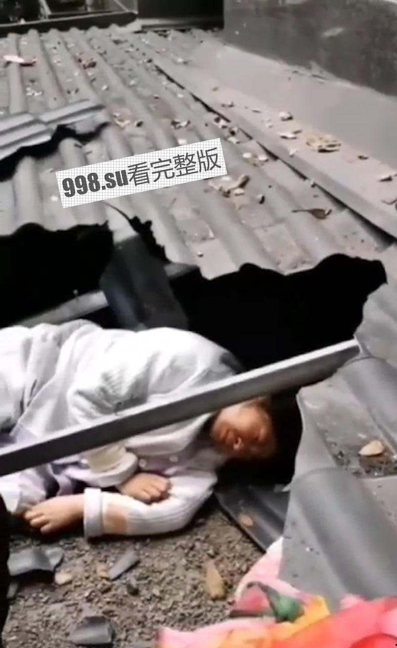 痛心！ 11.24中午，四川绵阳，桃花岛，网传一夫妻吵架，男子把孩子隔窗扔了下去，女子随后跳楼-2