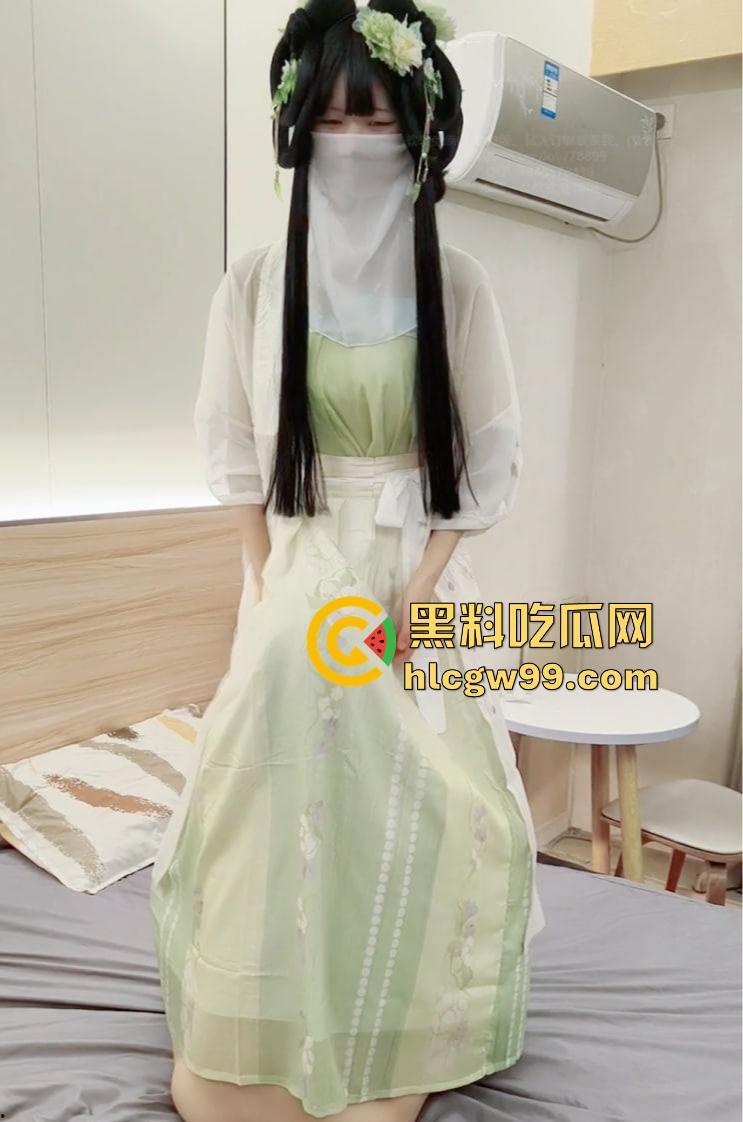 古风白虎小婊砸跪舔侍奉金主，娇滴滴求肏被操到失神，大哥爽的都把妹子骚穴肏到喷尿了淫水四溅！-2