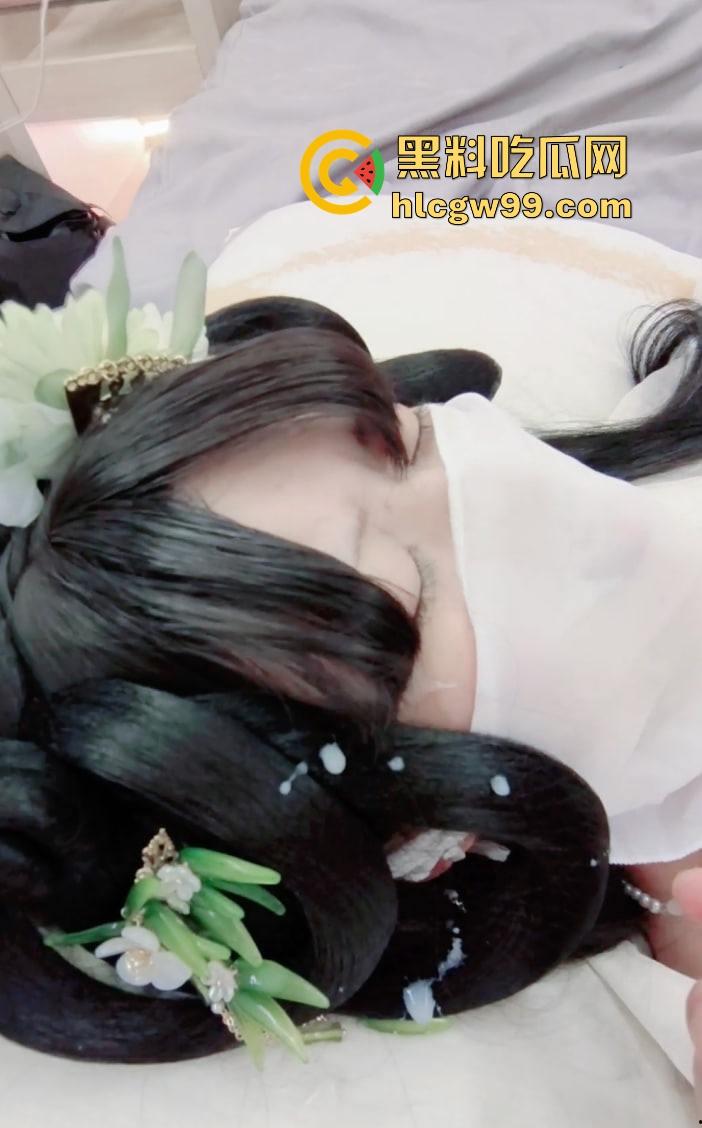 古风白虎小婊砸跪舔侍奉金主，娇滴滴求肏被操到失神，大哥爽的都把妹子骚穴肏到喷尿了淫水四溅！-3