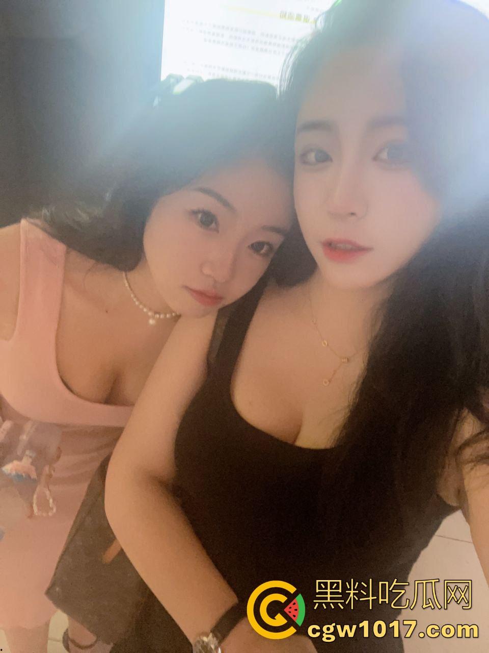 真实上海高颜值母女双飞侍奉一夫，剧情反成现实，母女双双沦为他人母狗，面对双肥臀夹击很难不爱！-5