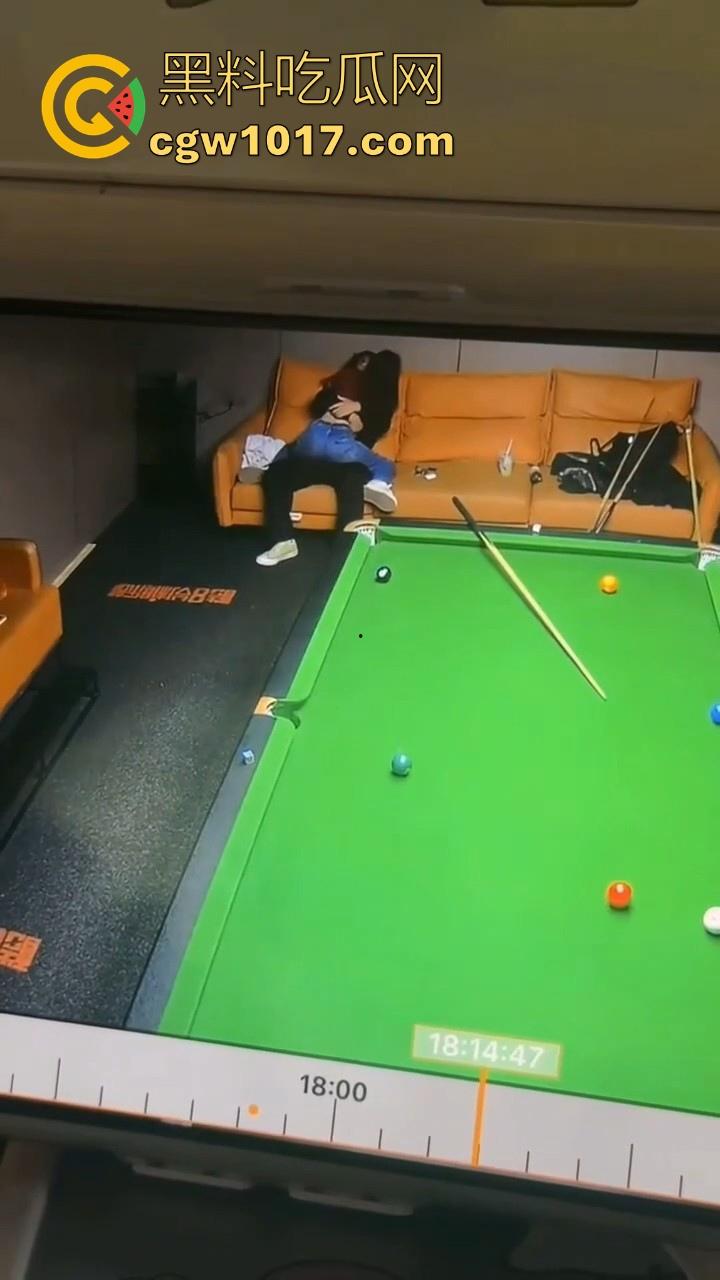 不是哥们你打台球就打台球嘛,好端端的怎么就骑上了,极品台球媛就这样给你拿下了?我很急这台球厅叫什么-7