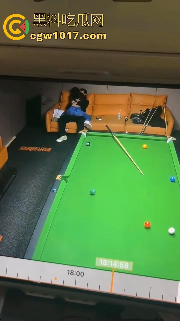 不是哥们你打台球就打台球嘛,好端端的怎么就骑上了,极品台球媛就这样给你拿下了?我很急这台球厅叫什么-9