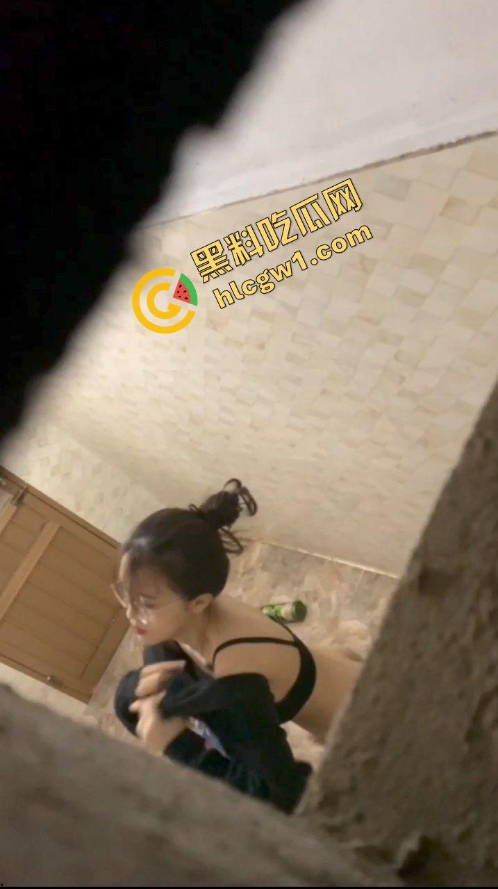 西安科大高颜值眼镜女神『欧阳静怡』嫩体巨乳学生妹 猥琐男冒死偷拍洗澡全过程 独家曝光流出!-4