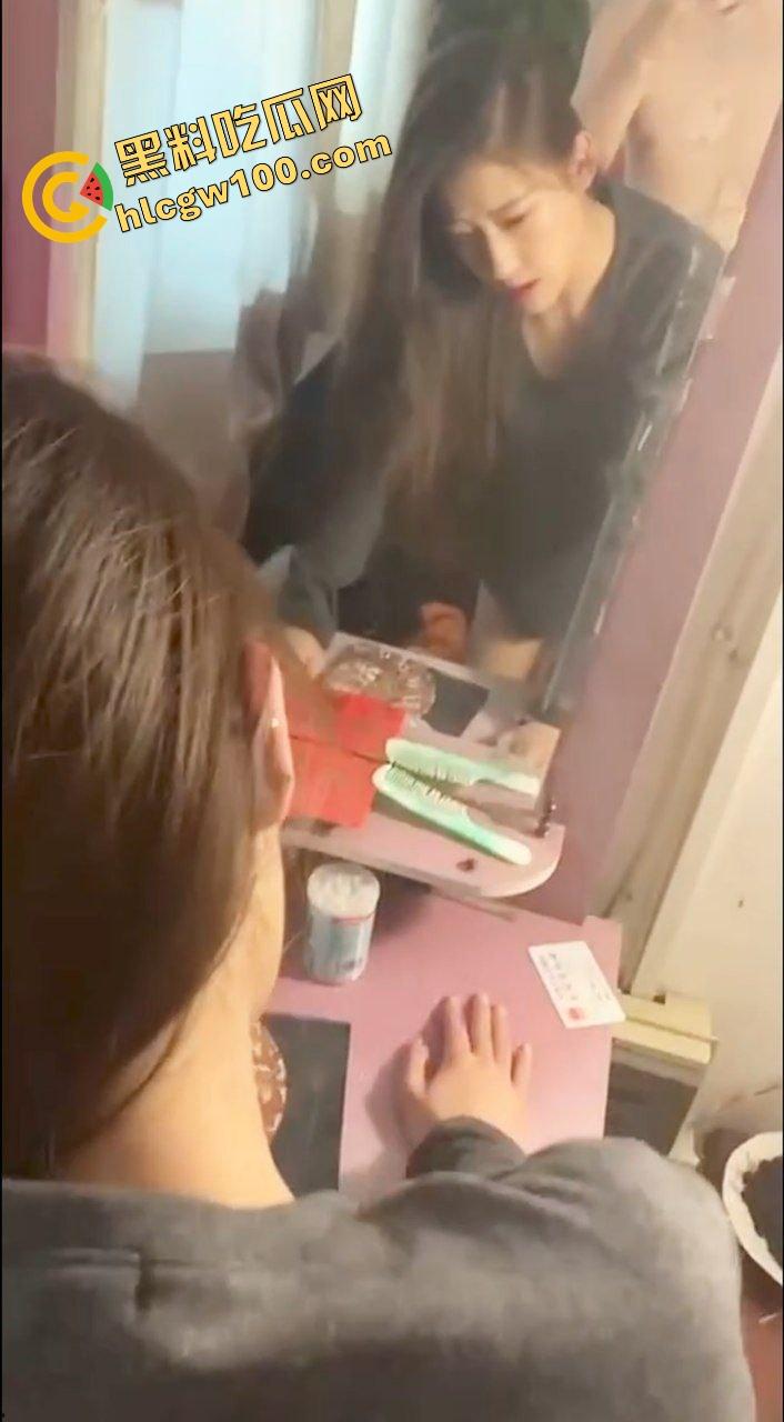 长春金融专校反差骚鸡【江敏】土豪砸钱包养，情趣黑丝后怼骚臀，化妆镜后入猛操娇喘！独家曝光！-7