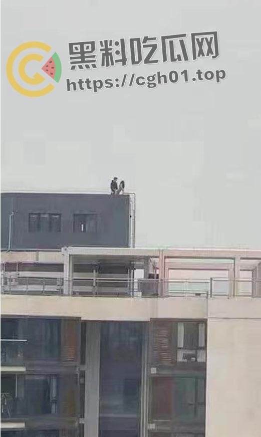 宜兴男女天台打炮后入狂怼 把女方顶下去摔死了?这下真的是高潮到升天了!-1