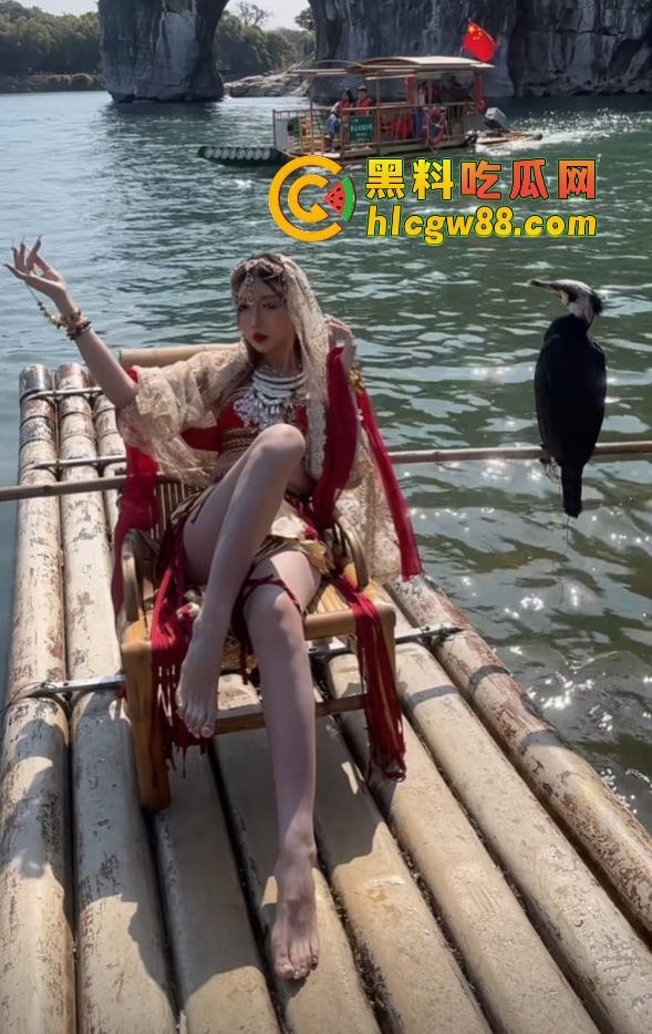 深圳车展『宫梦儿』靠露逼毛一天涨粉1万,车模个个会玩大秀骚操作质量逆天,这个行业真是卷疯了!-3