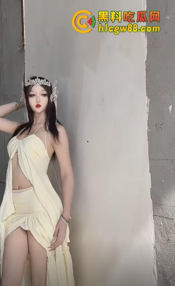 深圳车展『宫梦儿』靠露逼毛一天涨粉1万,车模个个会玩大秀骚操作质量逆天,这个行业真是卷疯了!-6