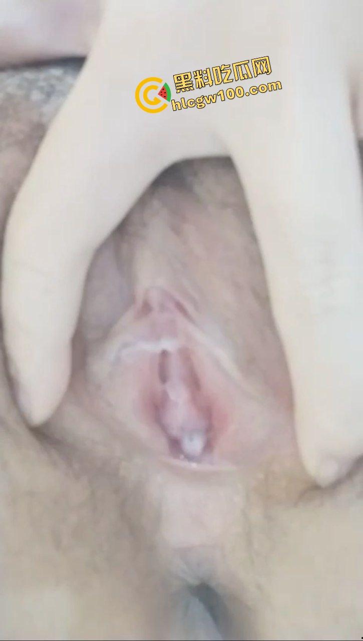 江苏南通大学眼镜妹反差婊【林惠婷】私下发骚床上抠逼，白浆粘液淫荡抠出！独家曝光流出！-6