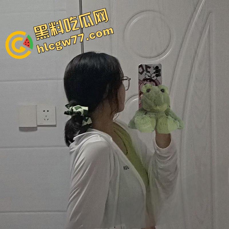 安徽文达信息工程学院【王忠燕】背着男友约炮劈腿 眼镜骚鸡主动骑乘榨精 反差惊人!-6