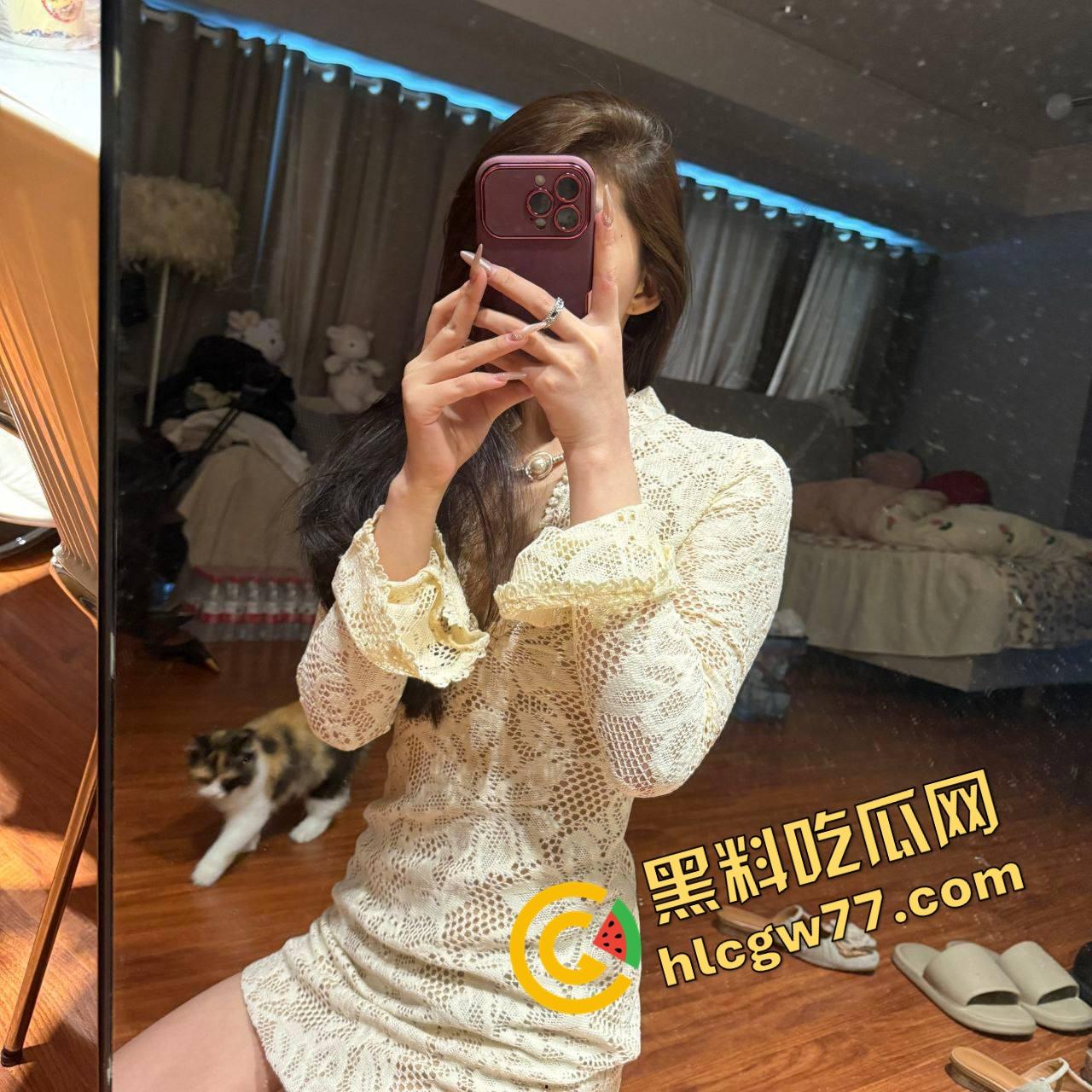 重庆御姐护士『图米海』被开盒，穿情趣抠逼拍片流出，腿长屁股翘骚话说得贼带劲，这女的男人全看哭了！-1