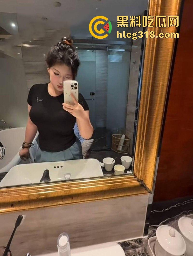 抖音极品网红【小玥少】微胖身材大秀豪乳 性感反差撩人不断，线下面基遭金主曝光泄露！-4