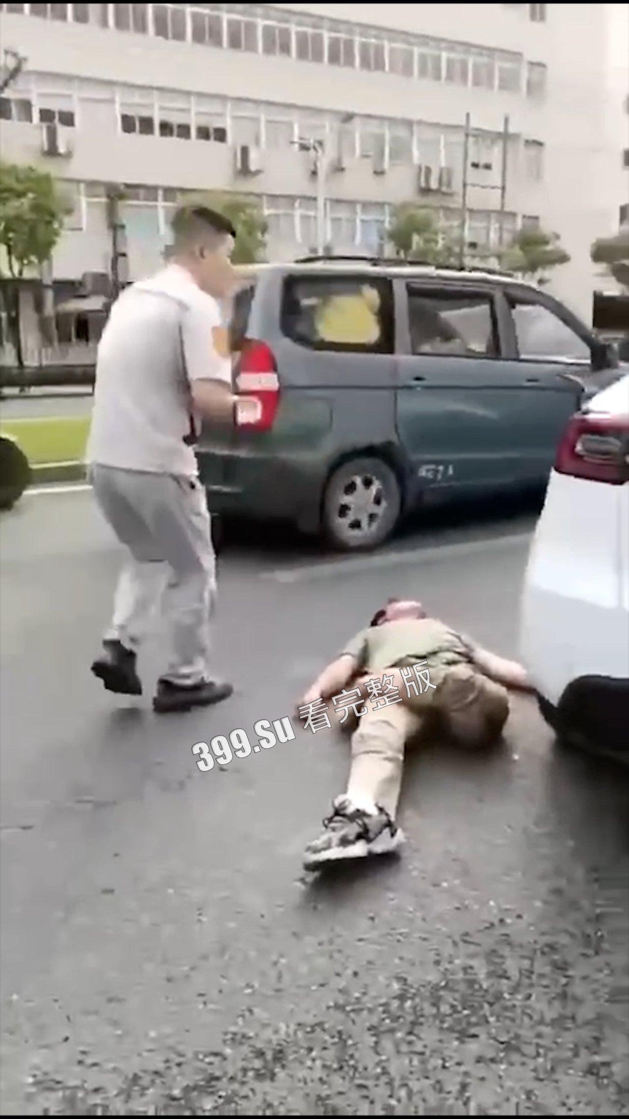 车祸现场  最近骑士们的运气可不太好，摩托车可遭老罪了-7